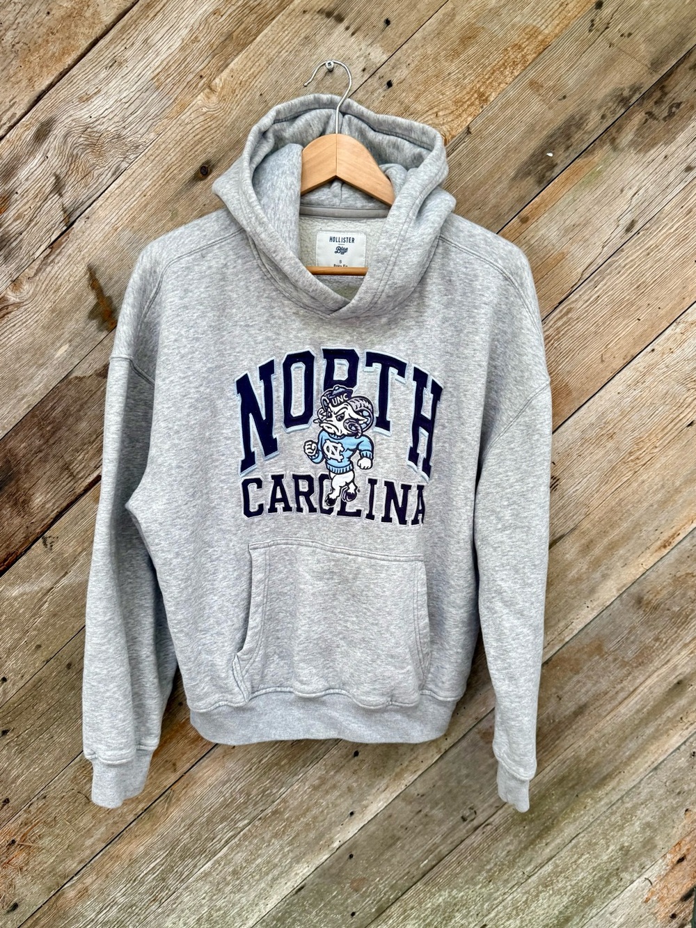 Hollister UNC North Carolina College Gray Hoodie Sweatshirt. Size Small